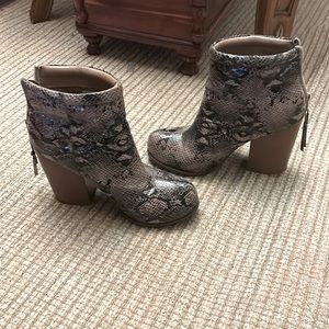 Incredible vintage snake skin boots size 7